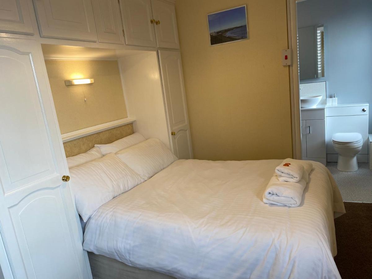 Marine View Guest House สการ์โบโรห์ ภายนอก รูปภาพ