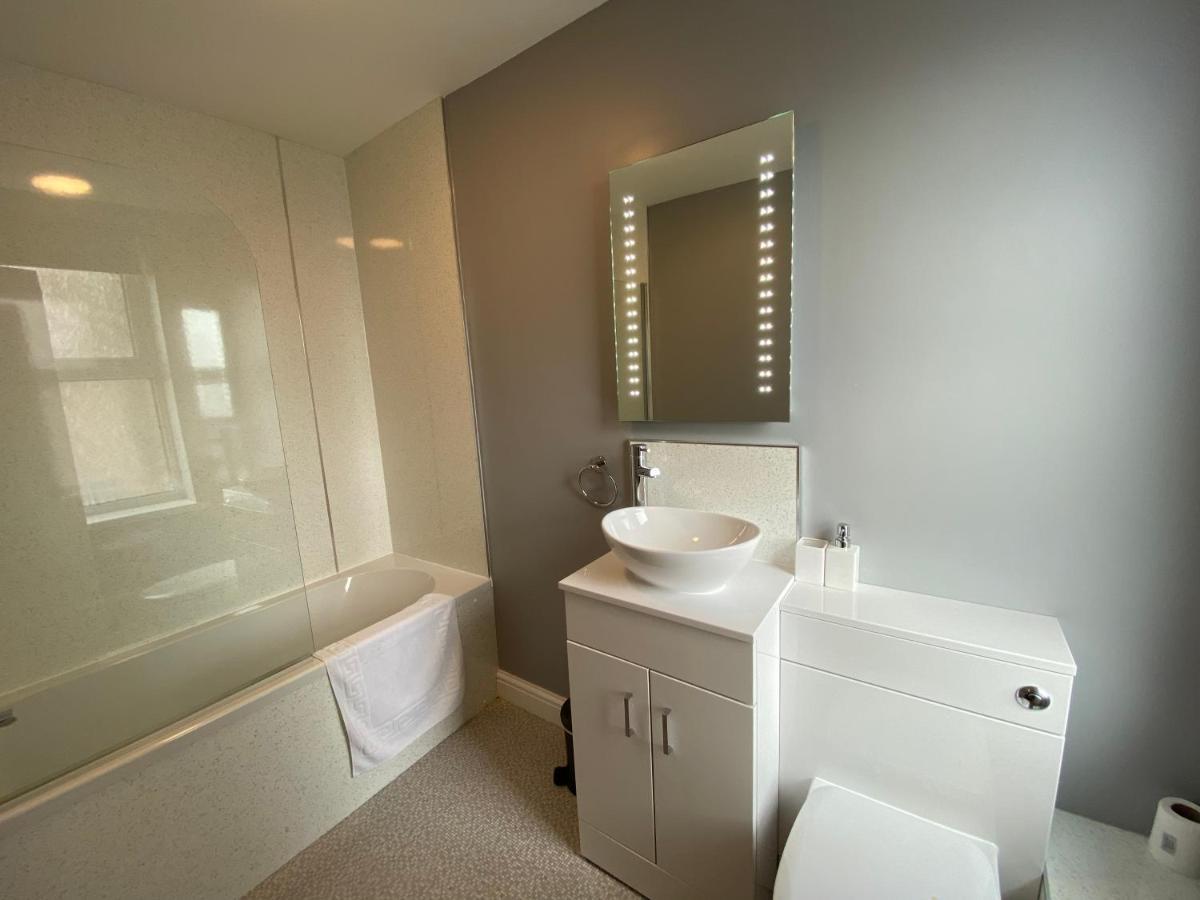 Marine View Guest House สการ์โบโรห์ ภายนอก รูปภาพ