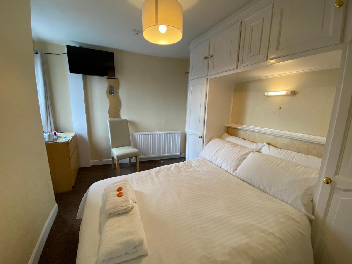 Marine View Guest House สการ์โบโรห์ ภายนอก รูปภาพ