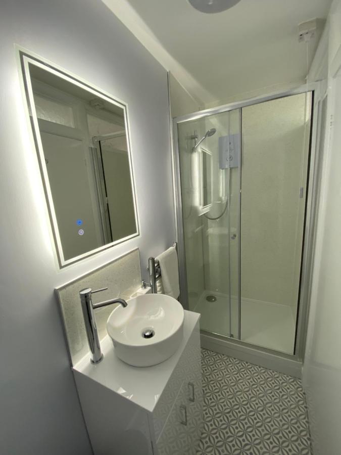 Marine View Guest House สการ์โบโรห์ ภายนอก รูปภาพ